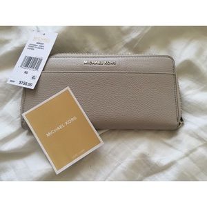 *NWT* Michael Kors Wallet